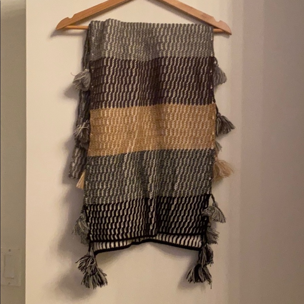 Knit scarf with Pom Pom detail along edge